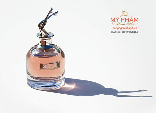 Nước hoa nữ Jean Paul Gaultier Scandal EDP xuất xứ: Pháp Hương đặc trưng: Hương đầu: Cam đỏ, quýt hồng; Hương giữa: Mật ong, Hoa sơn chi, nhài, cam, Quả đào; Hương cuối: Hoắc hương, sáp ong, đường thắng, cam thảo Độ lưu hương: 7 giờ Độ toả hương: Gần Phong cách: Gợi cảm, khiêu khích Thời điểm khuyên dùng: Ngày, Đêm, Thu, Đông