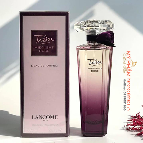 Nước hoa nữ Lancôme Tresor Midnight Rose EDP 75ml có xuất xứ: Pháp Hương đặc trưng: Hương đầu: Mâm xôi, quả lý chua đen; Hương giữa: Hoa hồng, hoa nhài; Hương cuối: Vani, xạ hương Độ lưu hương: 8 giờ Độ toả hương: Xa Phong cách: Nữ tính, bí ẩn, quyến rũ