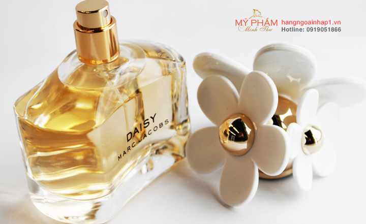 Nước hoa nữ Marc Jacobs Daisy EDT - 100ml Xuất xứ: Mỹ Nồng độ: EDT Hương đặc trưng: Hương đầu: Lá hoa tím, quả bưởi huyết, dâu dại; Hương giữa: Hoa sơn chi, hoa tím, hoa nhài; Hương cuối: Xạ hương, hương gỗ trắng, hương Va ni.