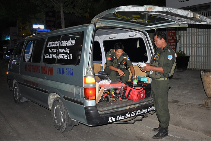 SOS 72 Bà Rịa - Những hiệp sĩ thầm lặng trong đêm trợ giúp bơm, vá xe tặng xăng miễn phí cho người không may gặp sự cố trên đường tại Bà Rịa Vũng Tàu