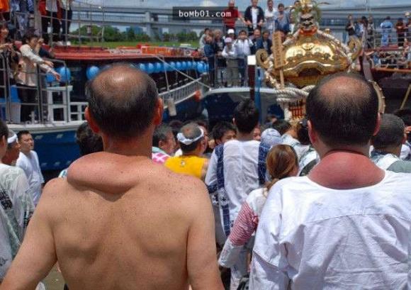 Vết chai Lạc Đà trên vai người khiêng kiệu tại lễ hội MIKOSHI Nhật Bản.