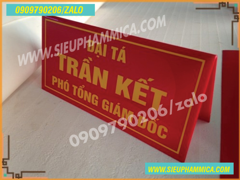 Kệ mica chức danh chữ A lồng giấy hoặc in nội dung