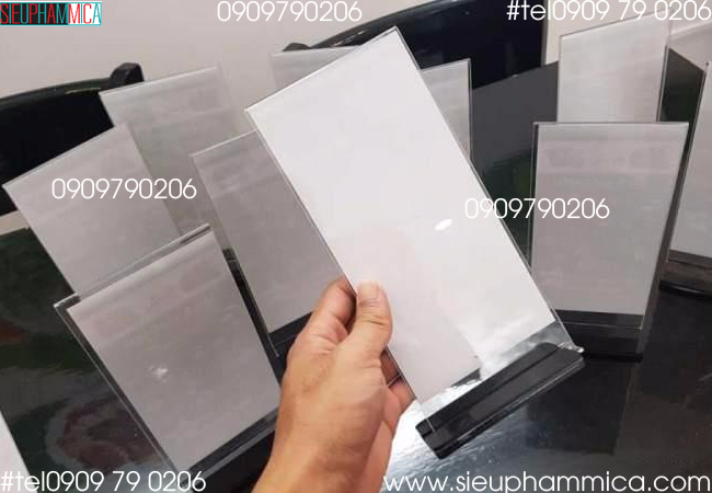 Sản xuất gia công kệ menu mica giá rẻ