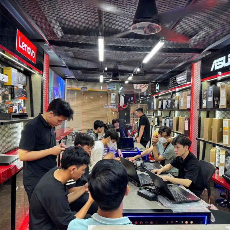 Hình ảnh khách hàng và các hoạt động của LaptopGame