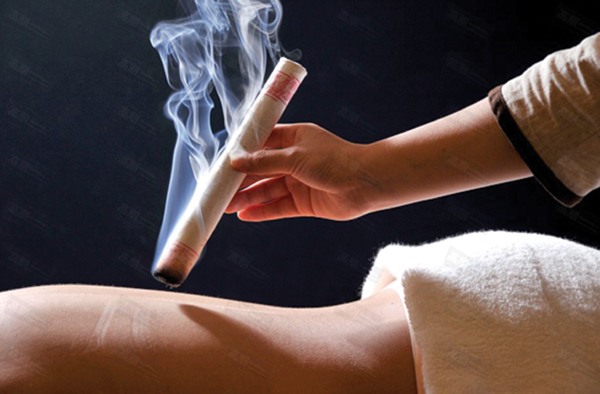 Sức nóng từ phép cứu tác động cụ thể đến một huyệt vị, một đường kinh nhất định.