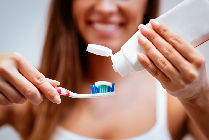 Đánh răng vào buổi sáng giúp loại bỏ vi khuẩn trong răng miệng, tạo lớp bảo vệ răng và kích thích tiết nước bọt.