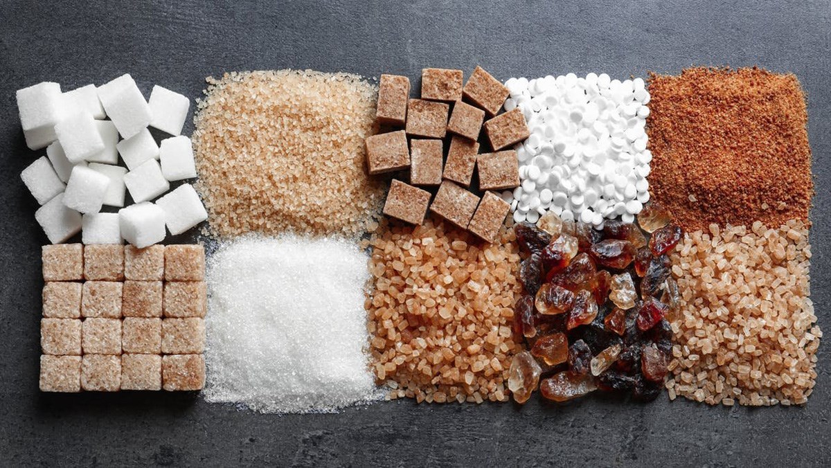 Việc tiêu thụ các loại thực phẩm chứa nhiều đường như: bánh kẹo ngọt, nước ngọt có ga, khoai tây chiên, bánh mì trắng… có thể kích hoạt các cơn co giật