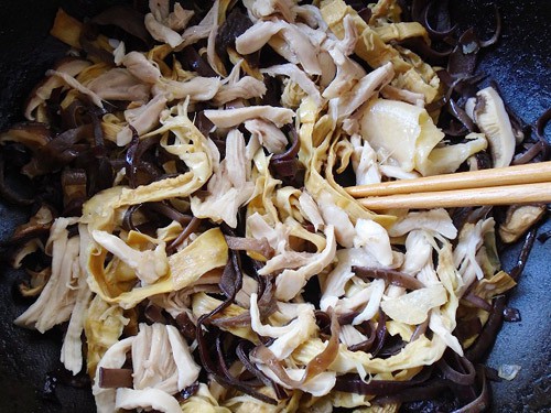 Mộc nhĩ xào thịt gà