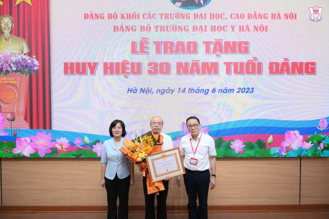 Chúc mừng PGS.TS.BS Nguyễn Văn Toại nhận huy hiệu 30 năm tuổi Đảng