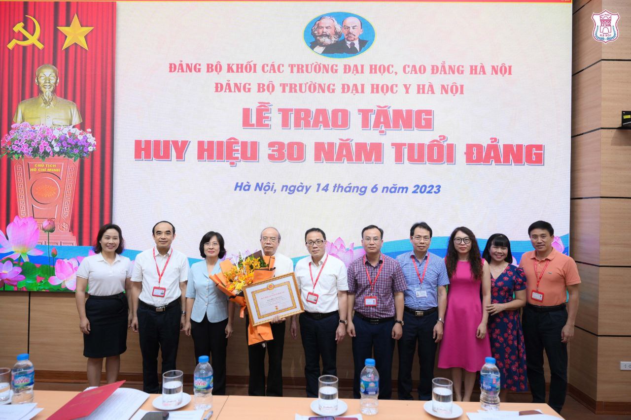 PGS.TS.BS Nguyễn Văn Toại nhận Huy hiệu 30 năm tuổi Đảng