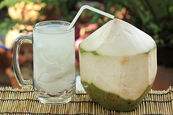 Ngoài vị ngọt và mùi thơm, nước dừa còn chứa đường glucose và các chất điện giải cần thiết cho việc bù điện giải