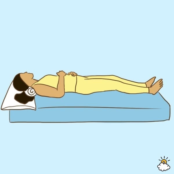 Khi gặp tình trạng đau cổ, hãy dùng một chiếc khăn cuộn lại và đặt ngay dưới cổ, để tránh cho khăn bị xô lệch khi ngủ