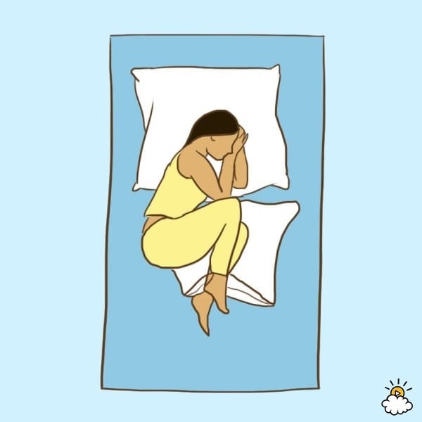 nằm nghiêng về bên trái để giúp bộ máy tiêu hóa vận hành được tốt hơn. Để tăng cường hiệu quả, bạn hãykẹp thêm một chiếc gối giữa 2 chân trong khi ngủ