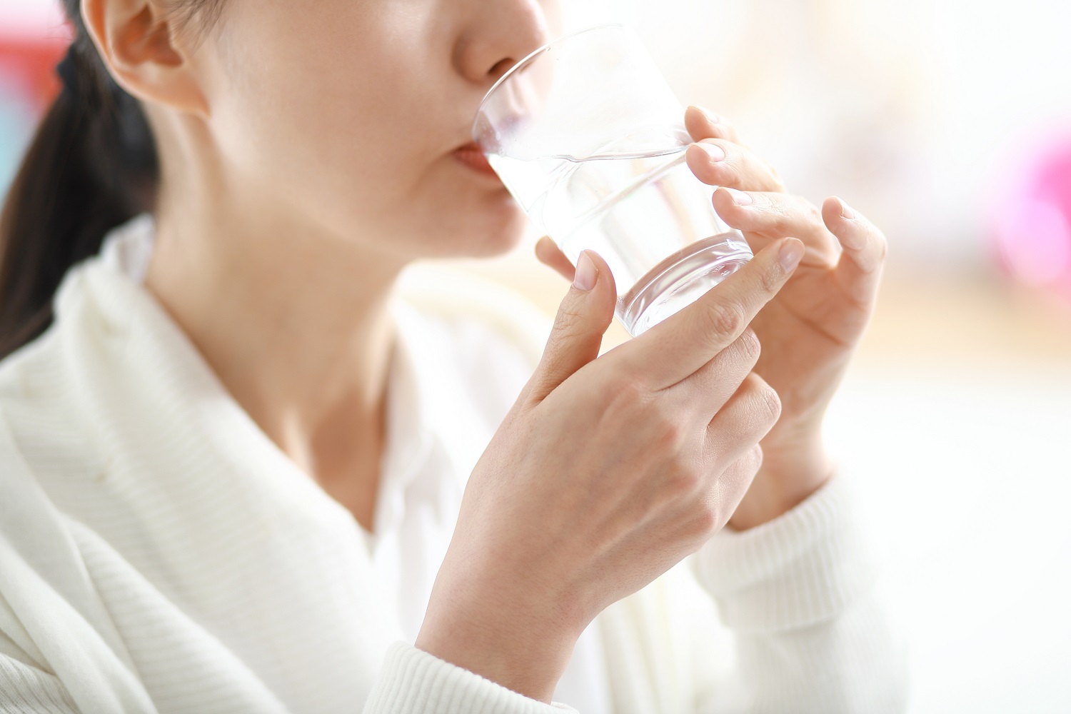 Uống nước để lập tức bổ sung độ ẩm cho khoang miệng