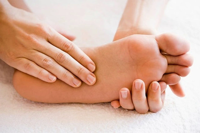 Xoa bóp lòng bàn chân trước khi ngủ giúp điều hòa kinh mạch thận, thúc đẩy mạch máu ở bàn chân thông suốt