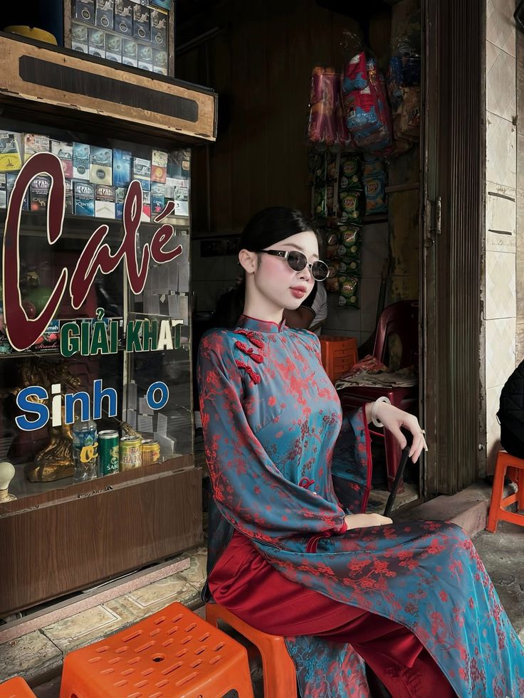 Áo dài lụa xanh dương quần đỏ TRALI 25903