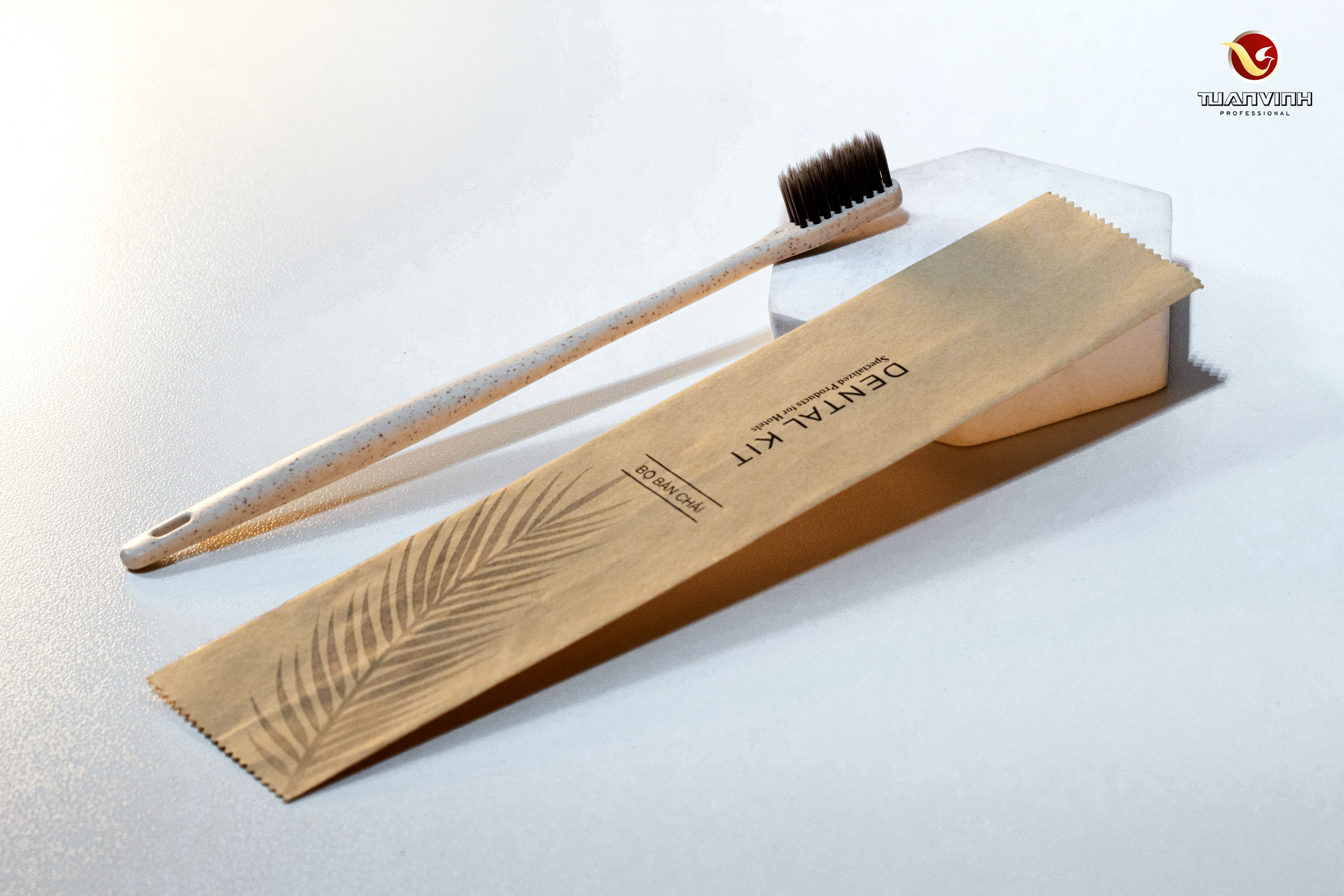 Vỏ đựng Kraft kết hợp với bàn chải bột bắp mang đến thông điệp bảo vệ môi trường