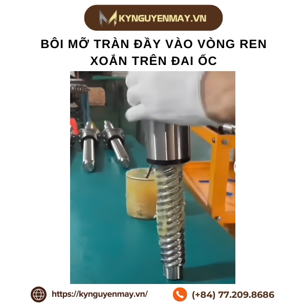 Ảnh bôi mỡ tràn đầy vào vòng ren xoắn trên đai ốc