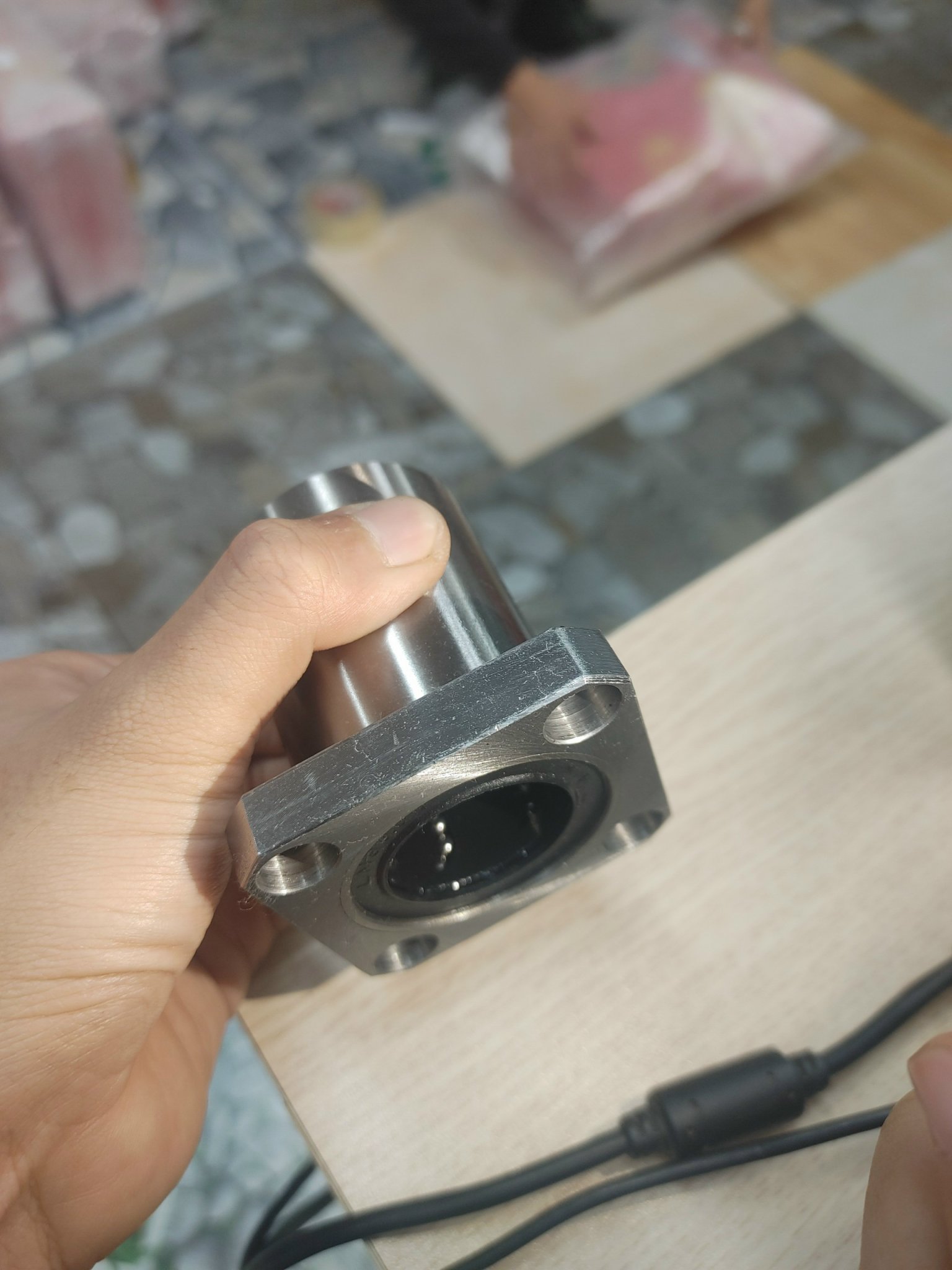 Con trượt tròn có đầu chặn LMK