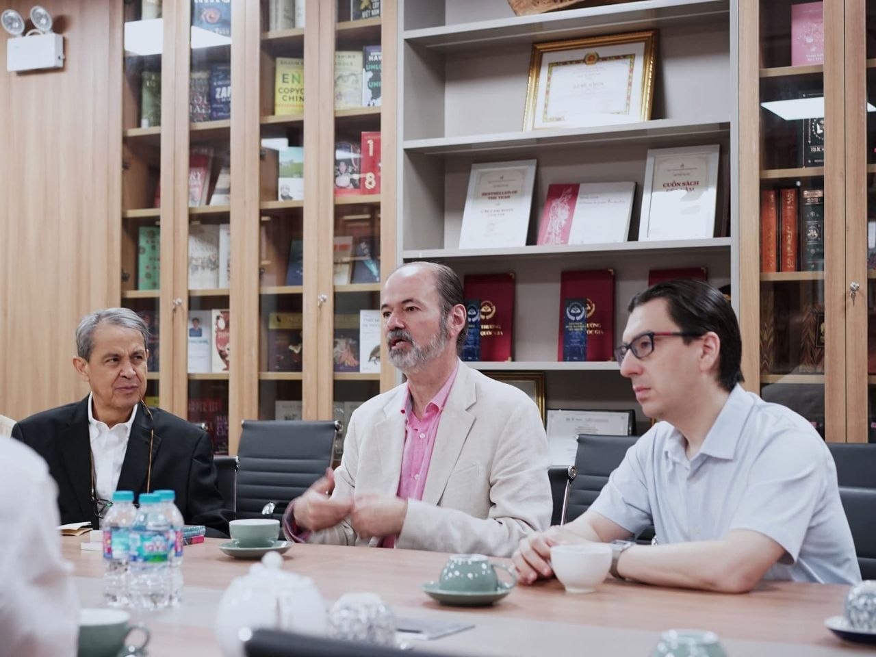 Đại sứ Mexico tại Việt Nam và nhà văn Juan Villoro thăm Nhã Nam