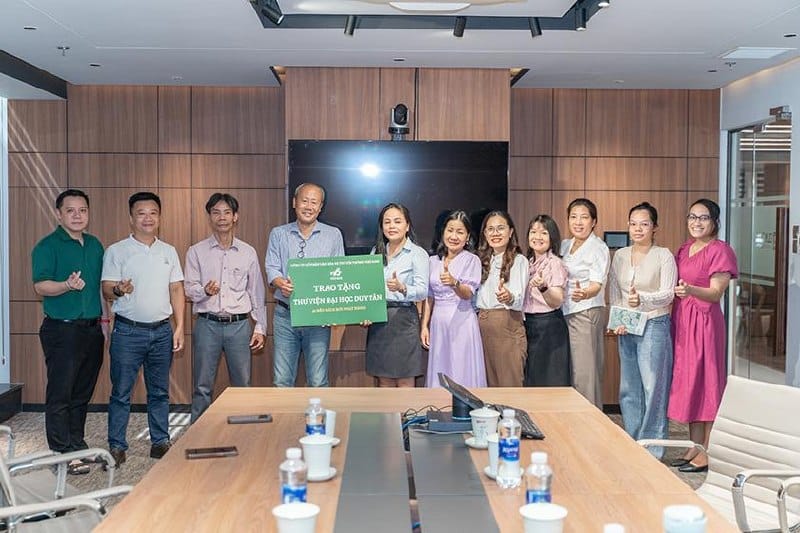 NHÃ NAM TRAO TẶNG SÁCH CHO ĐẠI HỌC DUY TÂN