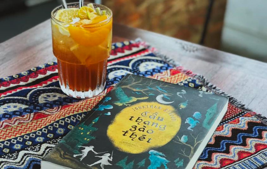 Review sách: CẦU THANG GÀO THÉT – Jonathan Stroud