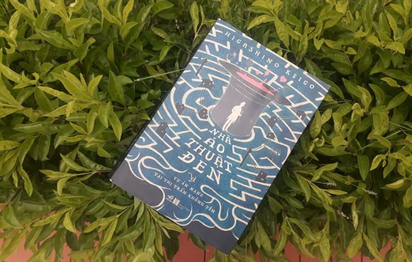 Review sách: NHÀ ẢO THUẬT ĐEN VÀ VỤ ÁN MẠNG TẠI THỊ TRẤN KHÔNG TÊN  – Higashino Keigo