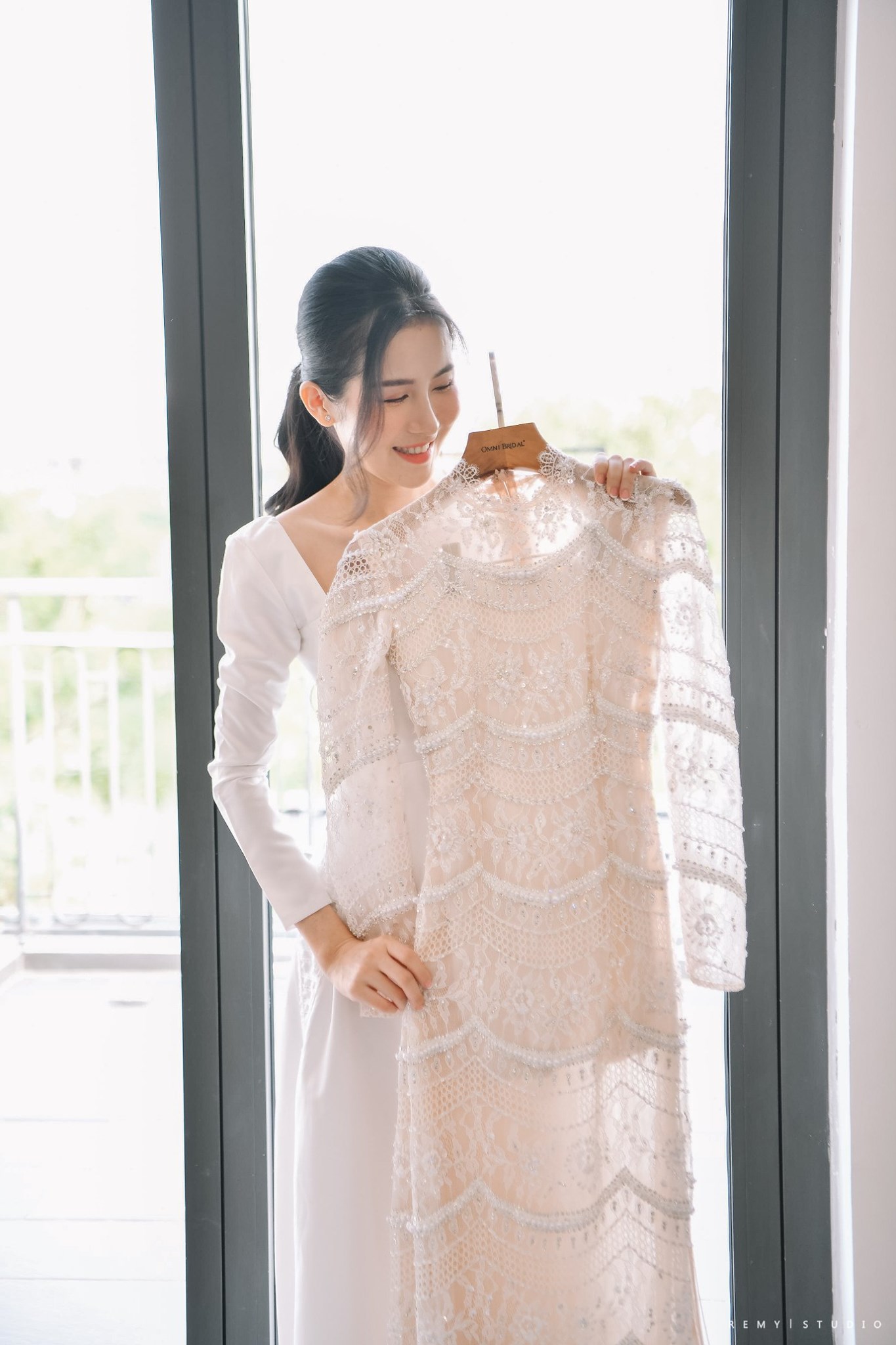 tong-hop-cac-mau-ao-dai-cuoi-don-gian-mau-trang-do-dep-nhat