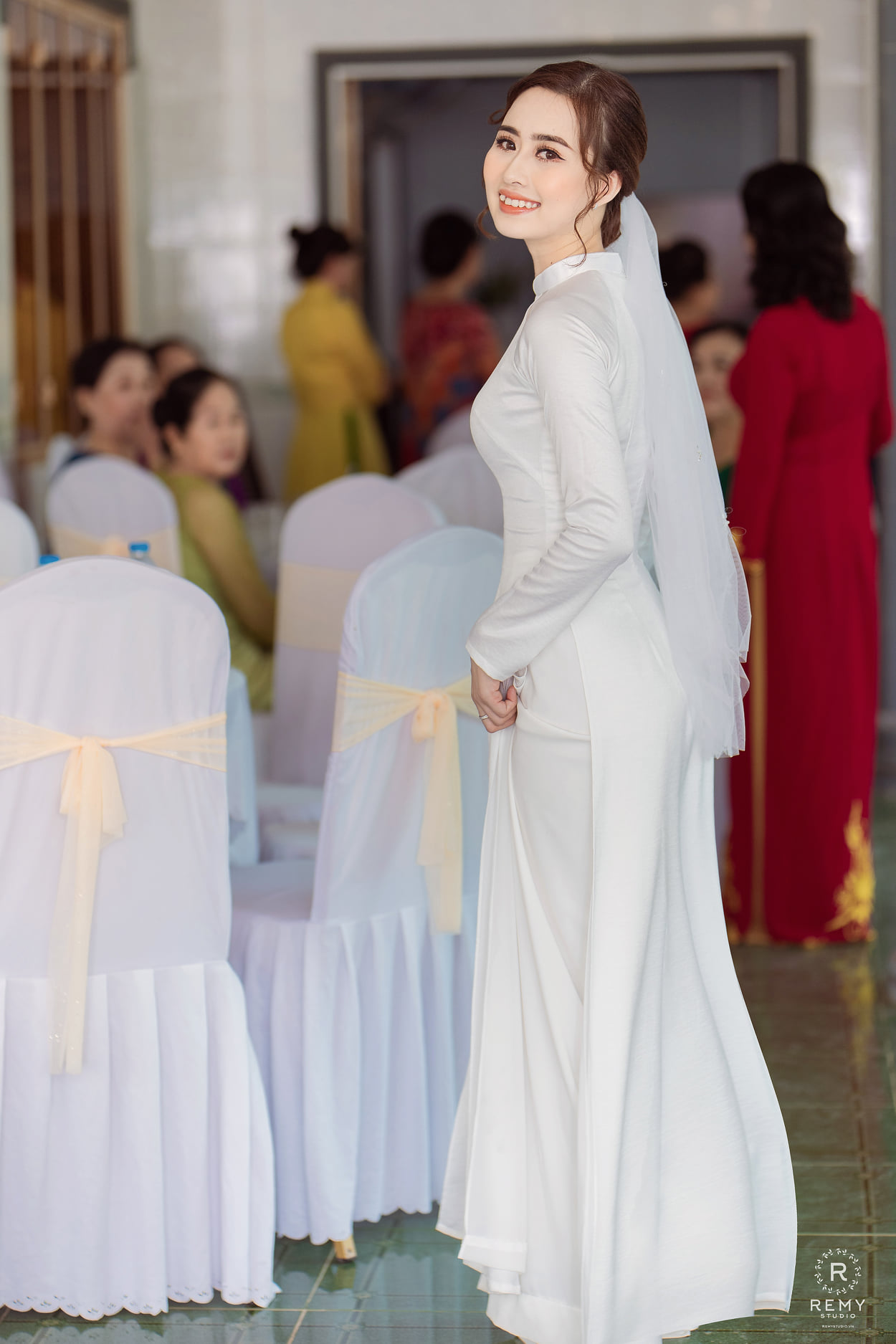 Tổng hợp các màu áo dài cưới đơn giản màu trắng, đỏ đẹp nhất REMY studio Tổng Hợp Các Màu Áo Dài Cưới Đơn Giản Màu Trắng, Đỏ Đẹp Nhất Remy Studio