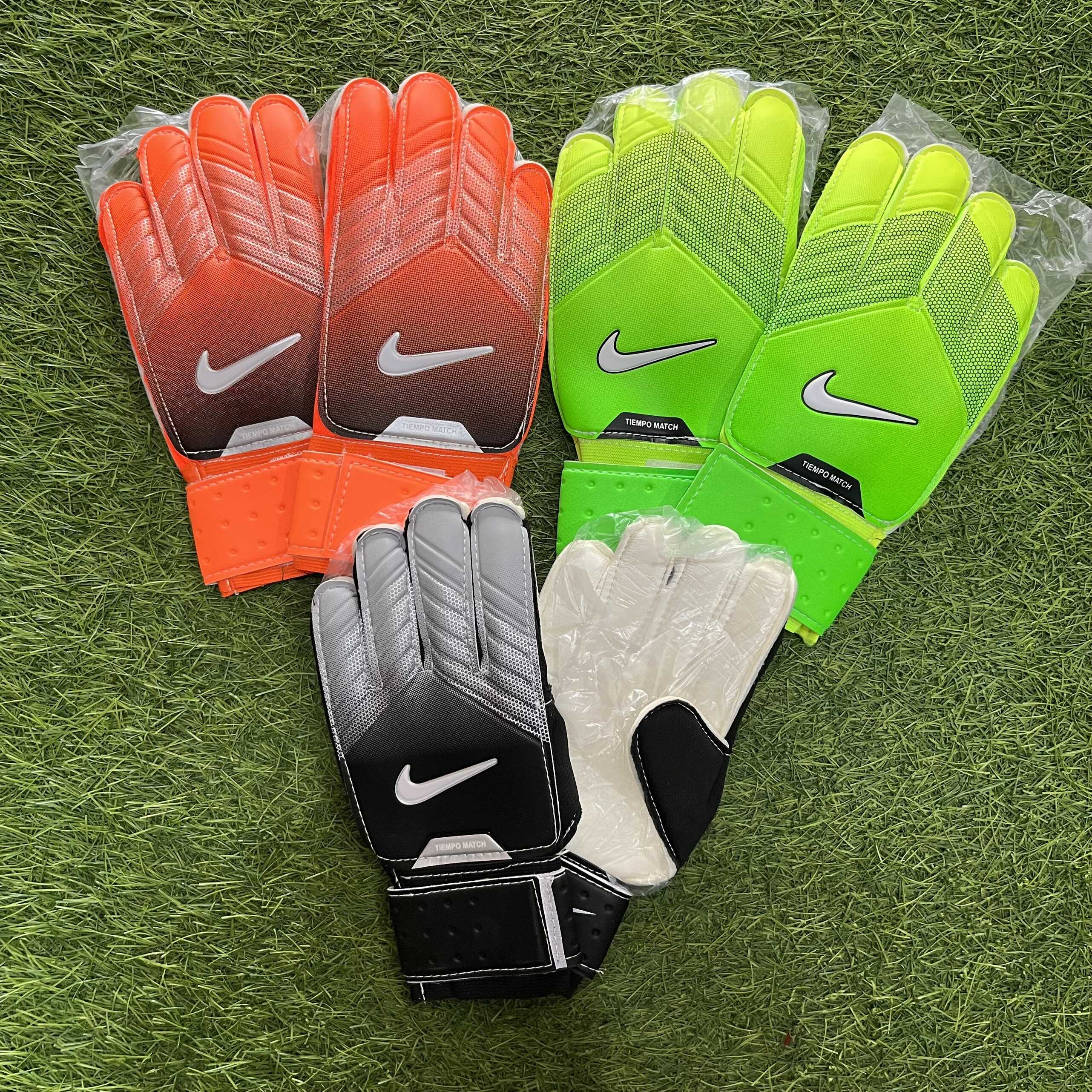 Vận chuyển găng tay thủ môn từ Mỹ về Việt Nam – Giải pháp logistics an toàn cho hàng thể thao chuyên dụng