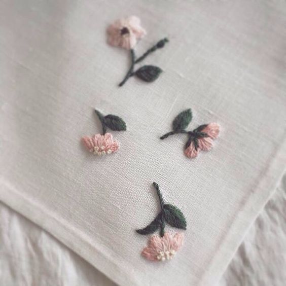 Thêu khăn tay bằng những bông hoa nhỏ
