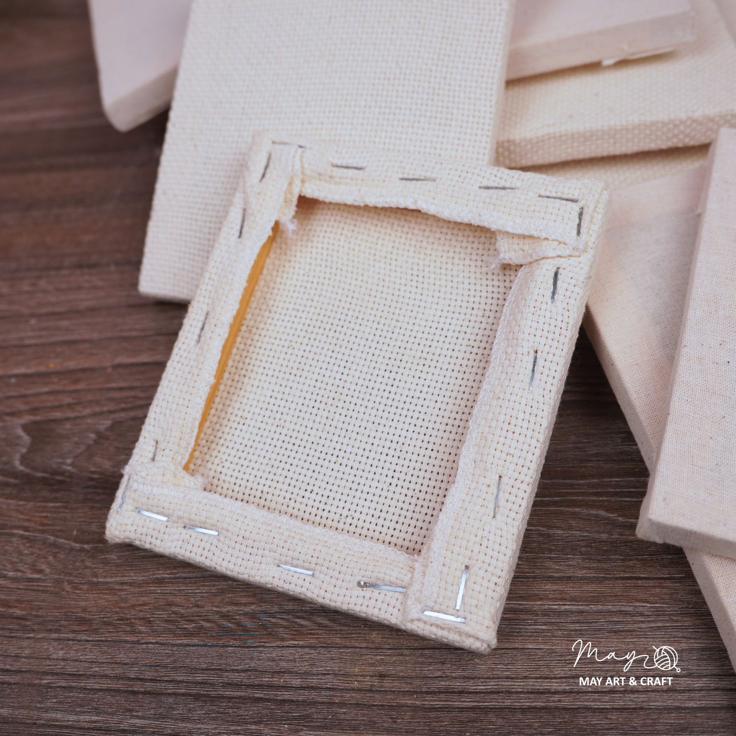 Khung gỗ căng vải thô mộc, vải aida loại mini dùng để thêu hoặc vẽ trang trí.