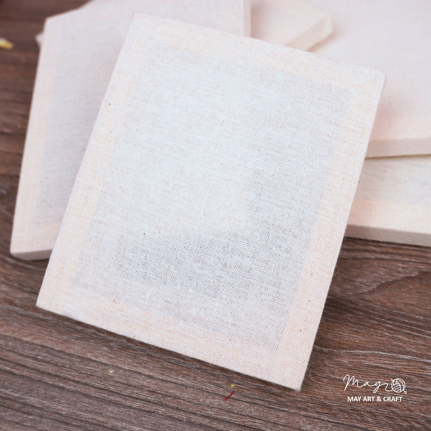 Khung gỗ căng vải thô mộc, vải aida loại mini dùng để thêu hoặc vẽ trang trí.