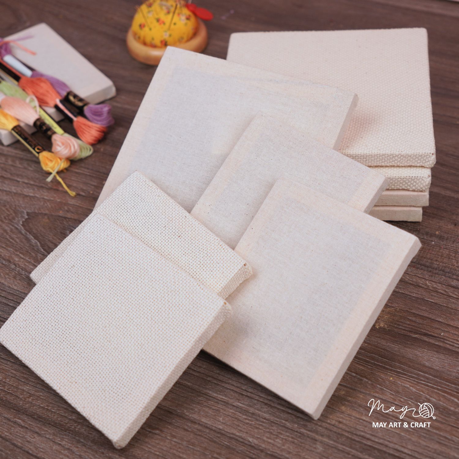 Khung gỗ căng vải thô mộc, vải aida loại mini dùng để thêu hoặc vẽ trang trí.