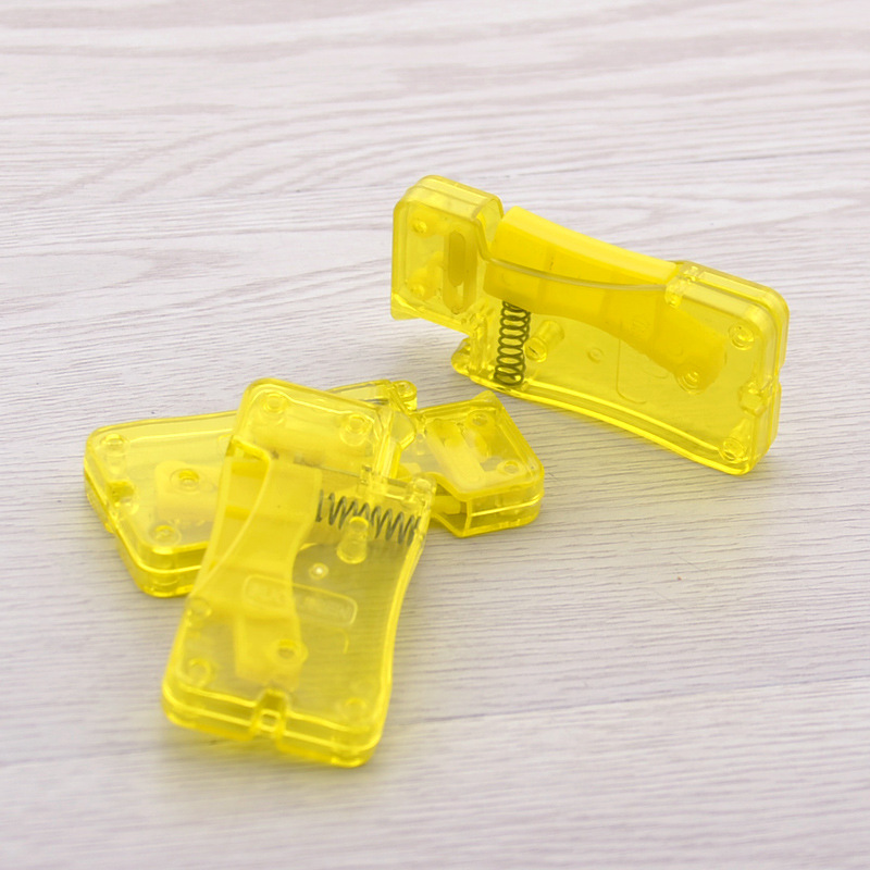 Dụng cụ xỏ chỉ tự động