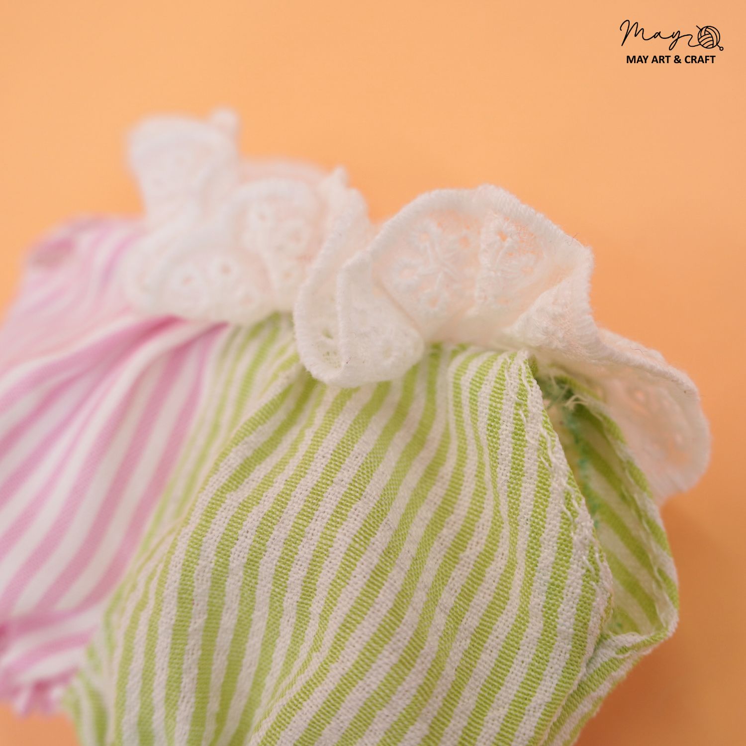 Yếm bí ngô cao cổ hoạ tiết sọc hồng phối sọc xanh lá cho thú bông mini