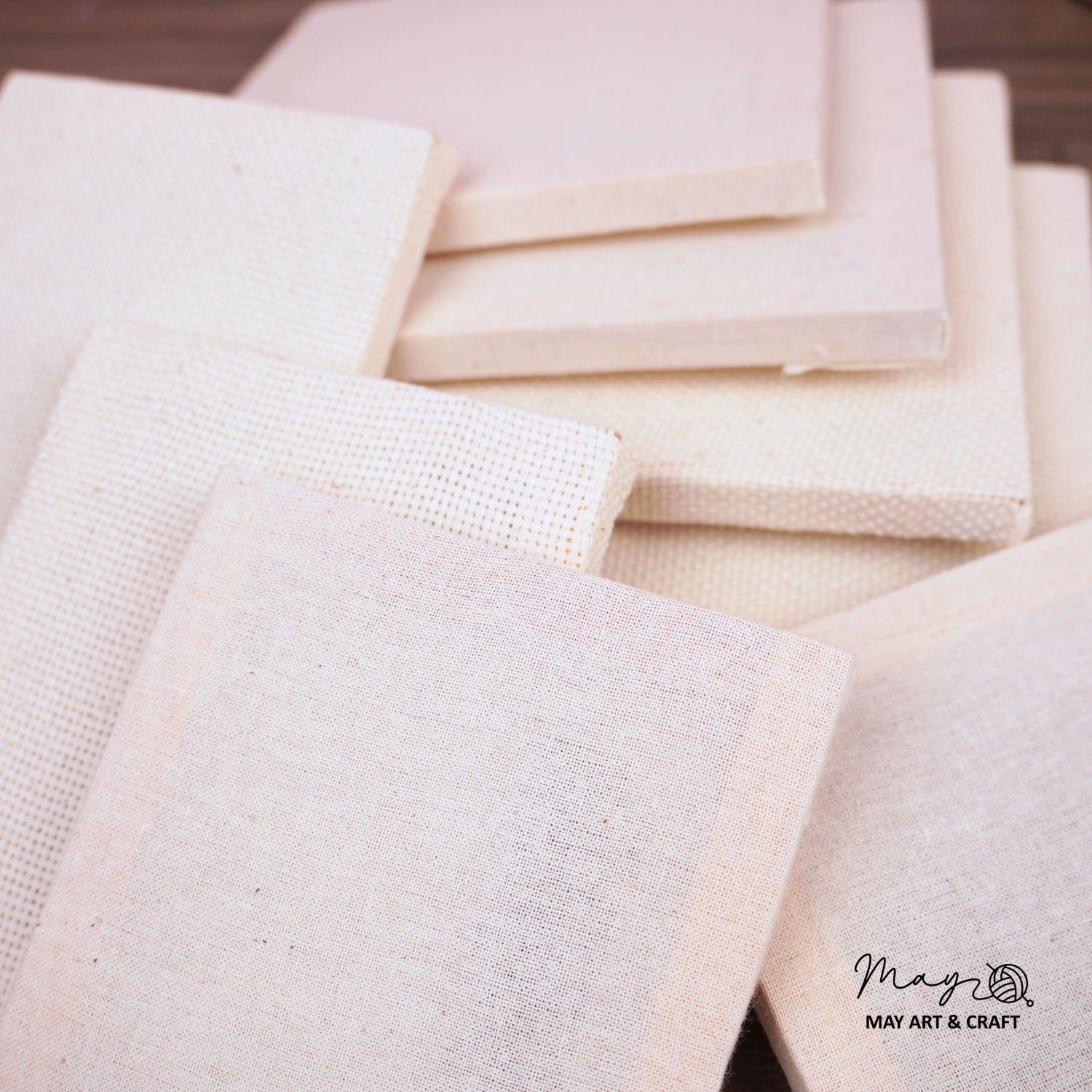 Khung gỗ căng vải thô mộc, vải aida loại mini dùng để thêu hoặc vẽ trang trí.