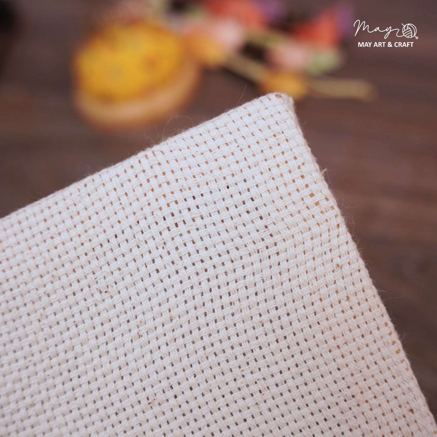 Khung gỗ căng vải thô mộc, vải aida loại mini dùng để thêu hoặc vẽ trang trí.