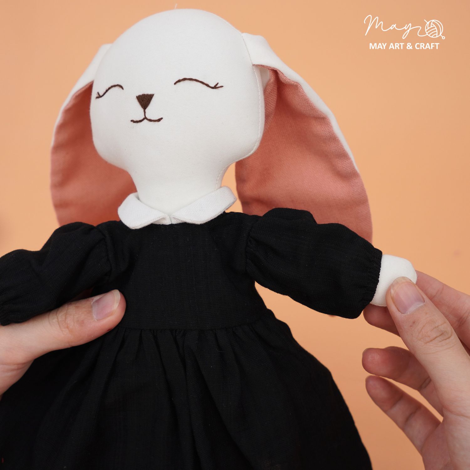 Váy xoè cổ sen màu đen cho thú bông vải