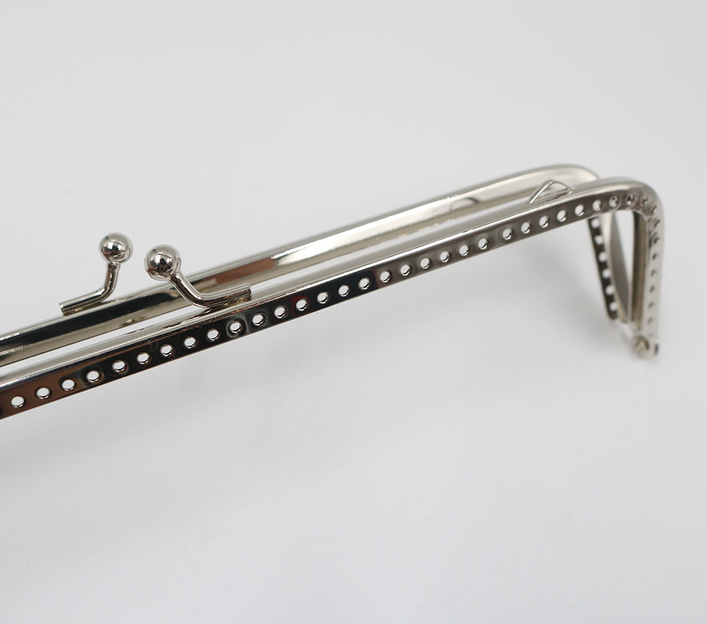 Khóa sắt vuông trơn màu bạc - 8.5cm