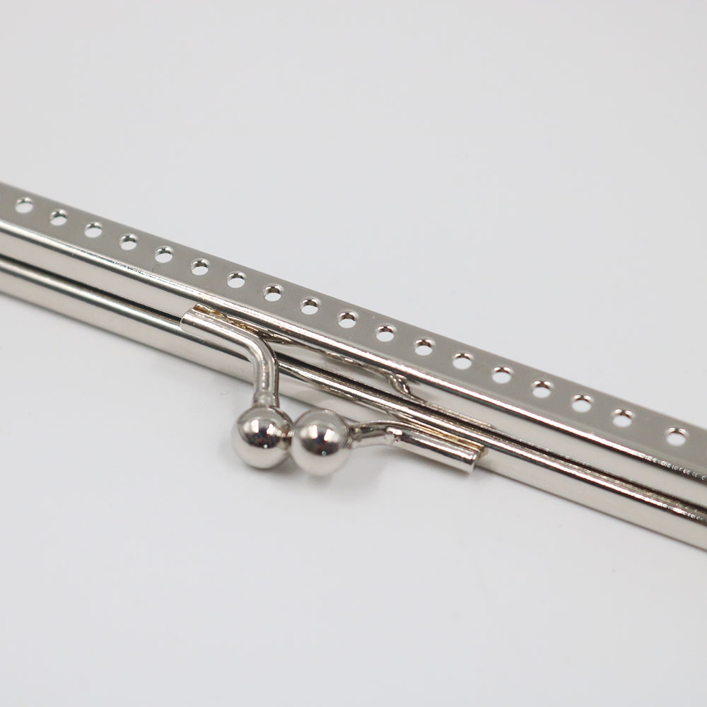 Khóa sắt vuông trơn màu bạc - 8.5cm