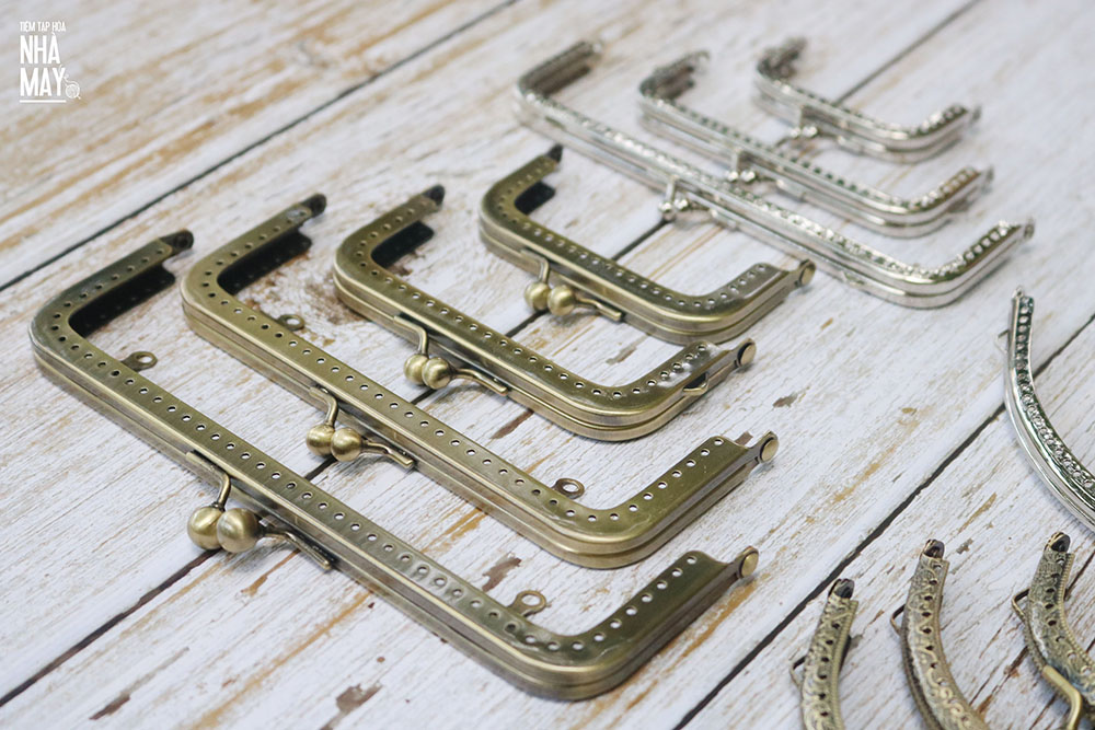 Khóa sắt vuông trơn màu đồng - 8cm