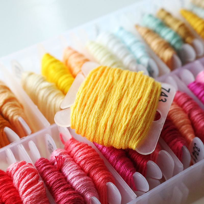 Chỉ thêu hộp 50 cuộn