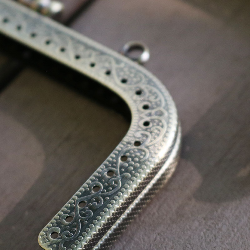 Khóa sắt vuông hoa văn màu đồng - 8.5cm