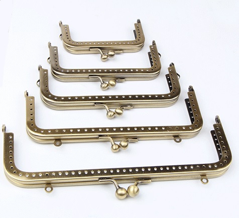 Khóa sắt vuông trơn màu đồng - 8cm