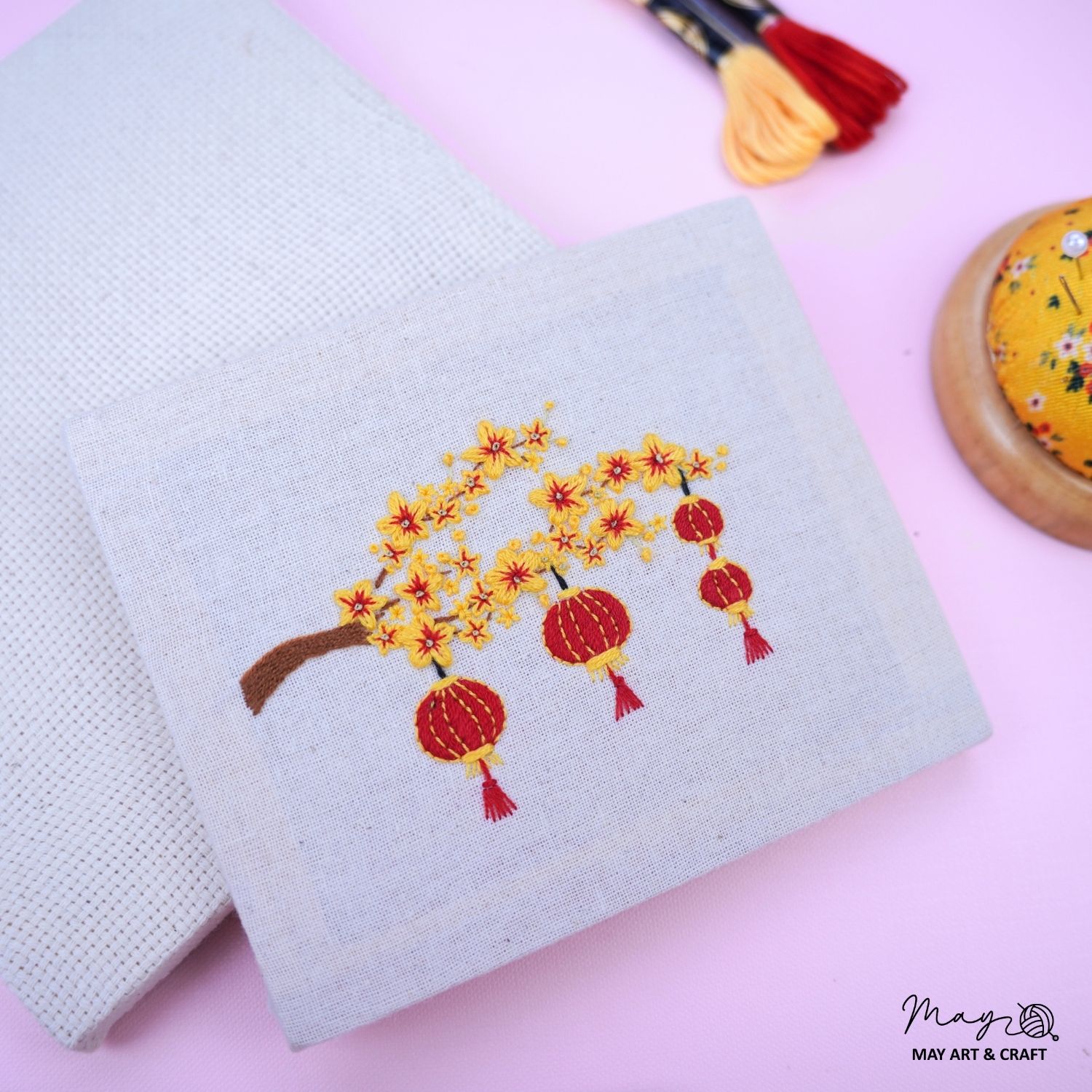 Khung gỗ căng vải thô mộc, vải aida loại mini dùng để thêu hoặc vẽ trang trí.