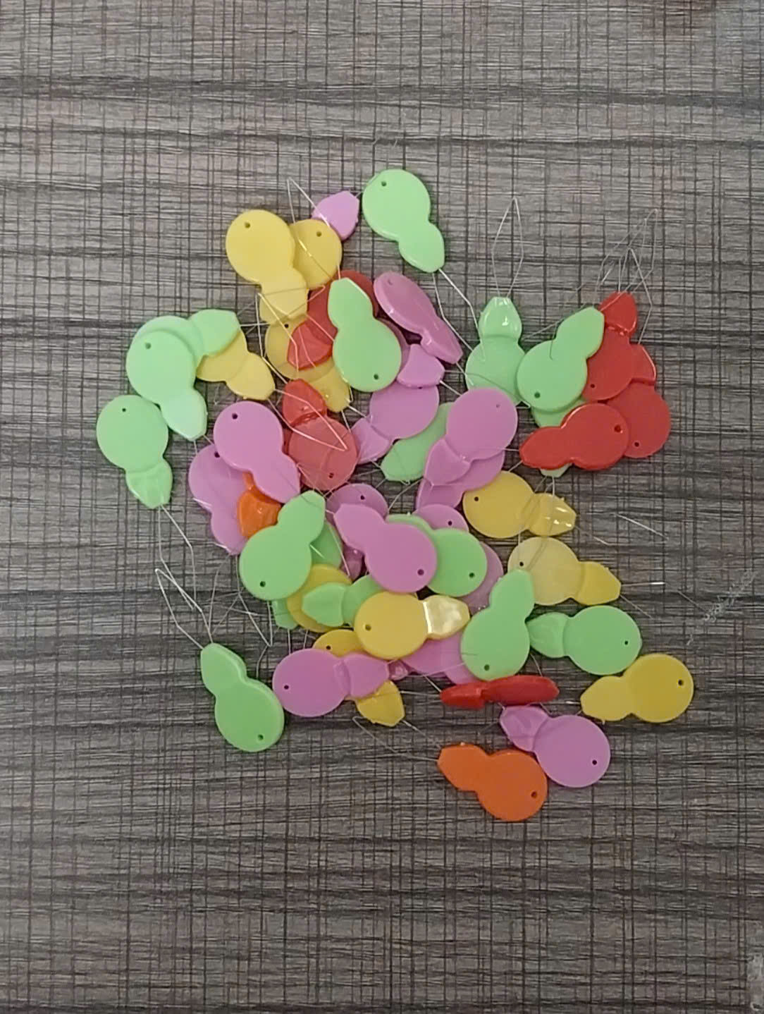 Combo 50 cái xỏ chỉ nhỏ gọn (giao màu ngẫu nhiên)