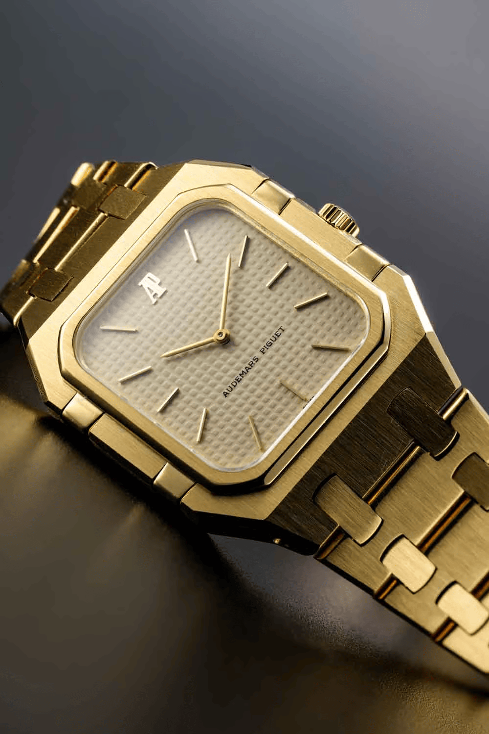 Audemars Piguet Royal Oak 6009 BA ước tính 10.000 - 15.000 USD