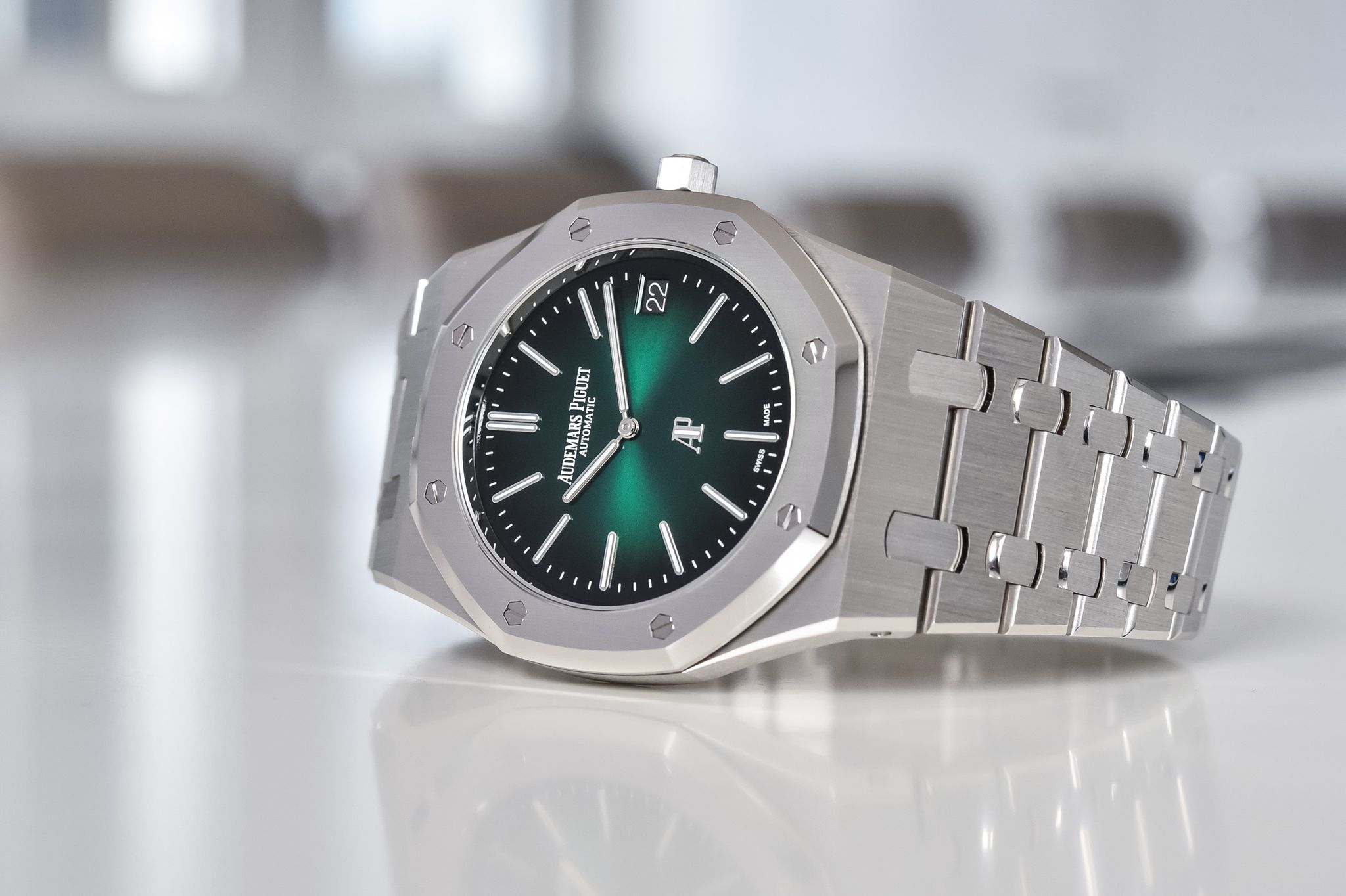 Tìm hiểu về thương hiệu đồng hồ Audemars Piguet chơi lớn với sắc xanh | Kỳ  Lân Luxury