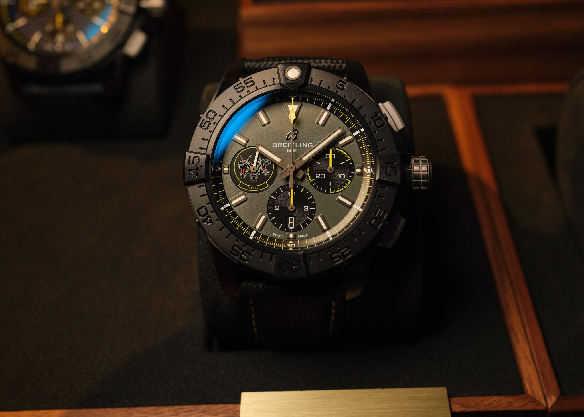 Đồng hồ Breitling Avenger Chronos bằng Gốm mới